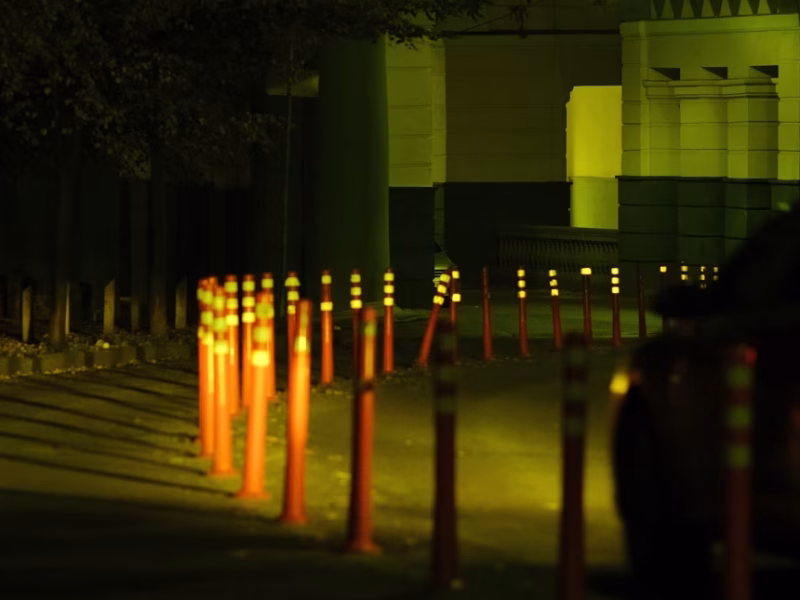 Conos naranjas delimitan carriles de una carretera durante la noche. Cierres nocturnos en I-26 este lunes en Berkeley.